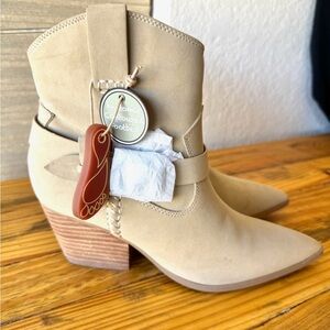 MIA CLEMENT - SAND Ankle boots NWT